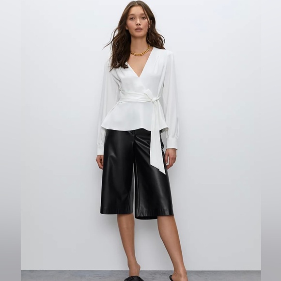 Babaton Bello Blouse. Truffle (maroon). XS
Used, worn once. - Picture 3 of 3